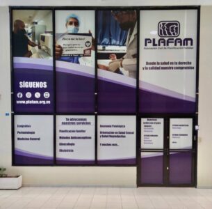 PLAFAM llega al oriente del país para brindarte el mejor servicio para tu salud Con más de 38 años de historia en Venezuela, la Asociación Civil de Planificación Familiar (PLAFAM) abre su primera clínica en el oriente del país; específicamente en Barcelona, estado Anzoátegui, donde nuestra nueva sede ofrece excelente calidad en los servicios de ecografía, perinatología, medicina general, orientación en Salud Sexual y Salud Reproductiva, planificación familiar, métodos anticonceptivos, ginecología, obstetricia, anatomía patológica y muchos más.